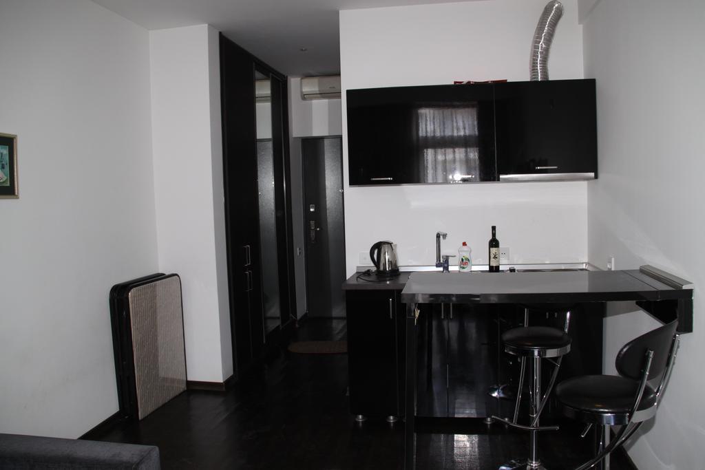 Black-White Rooms Batoumi Extérieur photo