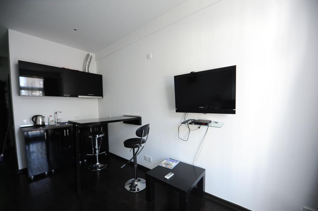 Black-White Rooms Batoumi Extérieur photo