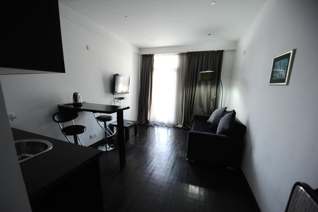 Black-White Rooms Batoumi Extérieur photo